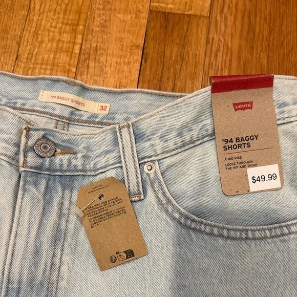 Levi's Women's '94 Baggy Shorts Light Wash Size 32 NWT - Picture 3 of 6